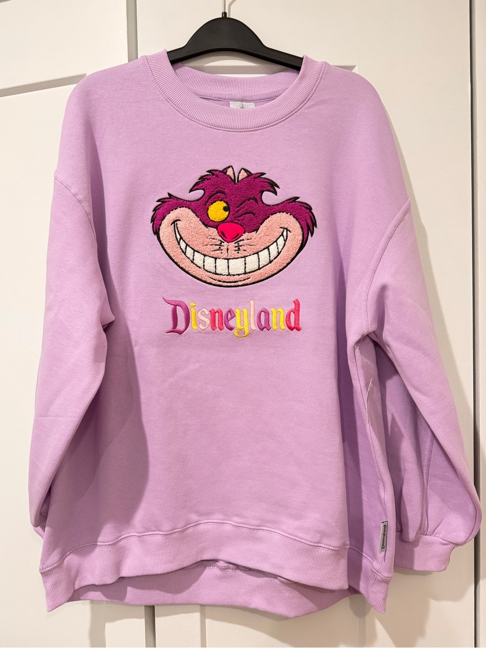 🏷️ New Disneyland Cheshire Cat purple sweatshirt embroidered small